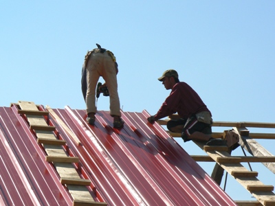 2008 44 gagesti schuur dakplaten op dak .jpg